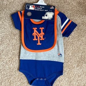 Mets bodysuit, booties and reversible bib NWT